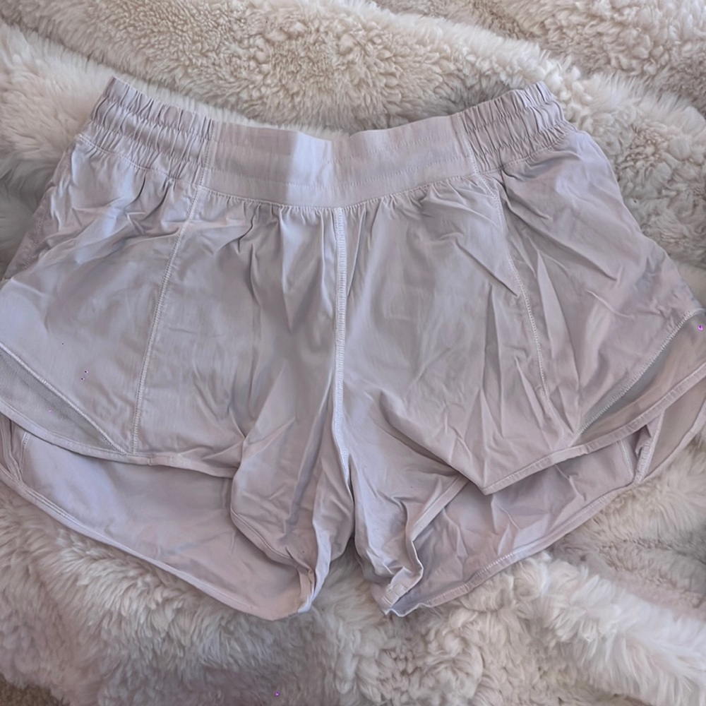 Lululemon Hotttt hot short in white